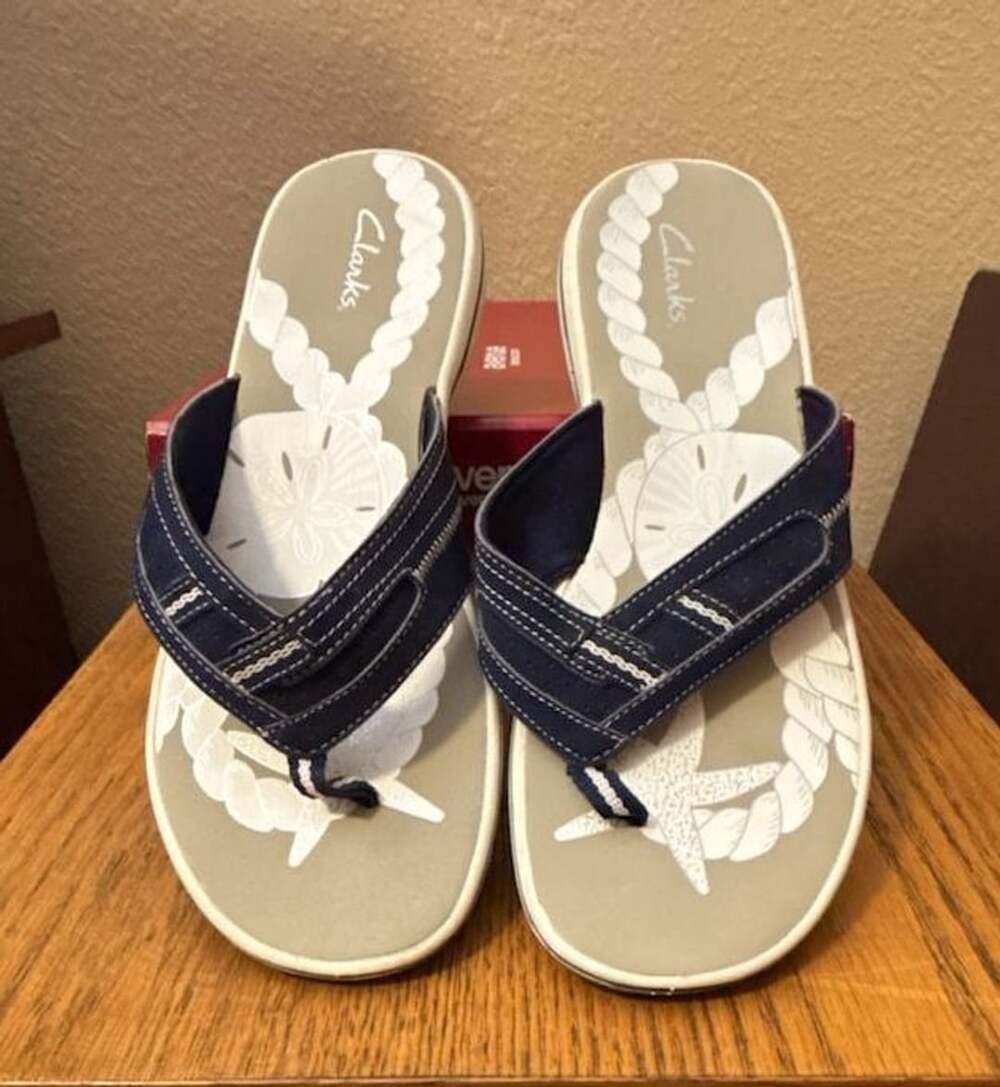 Clarks Breeze Sea Women's Navy Flip Flops Sandal, 9M
Selling As Is